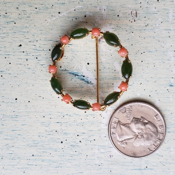 Jade and coral Pin - Picture 3 of 3